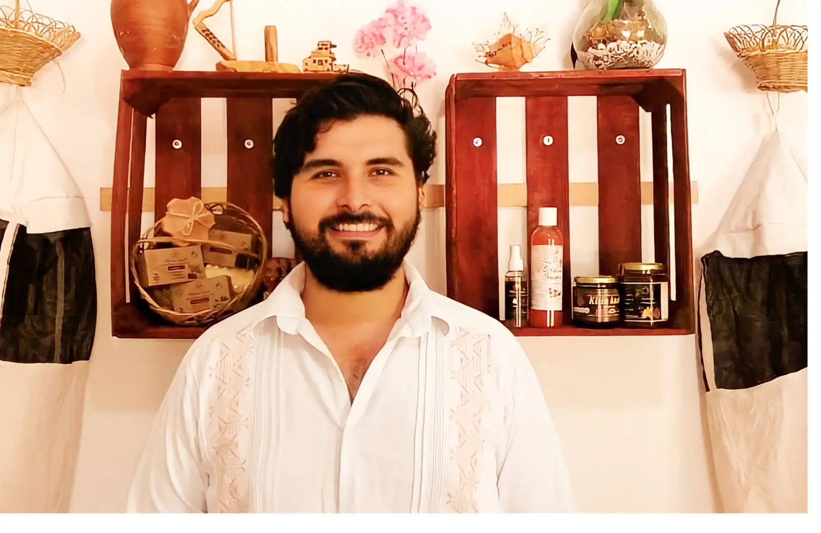 Benhur Ortegón Caballero en un espacio de productos artesanales