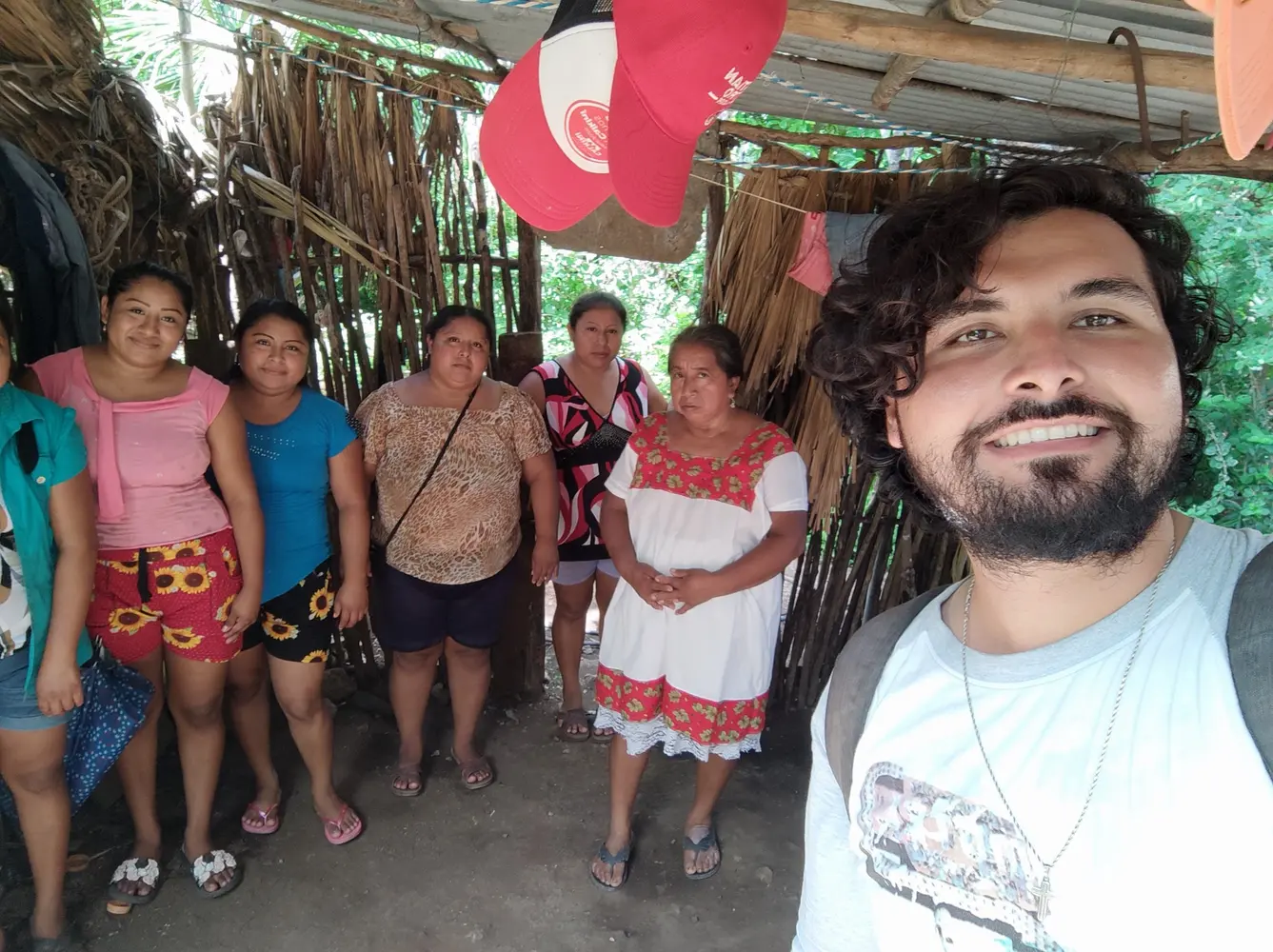 Benhur con mujeres de una comunidad de la Península de Yucatán