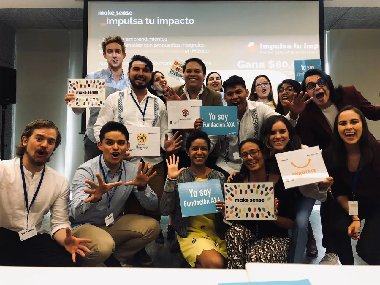 Benhur con participantes de un proceso de formación
