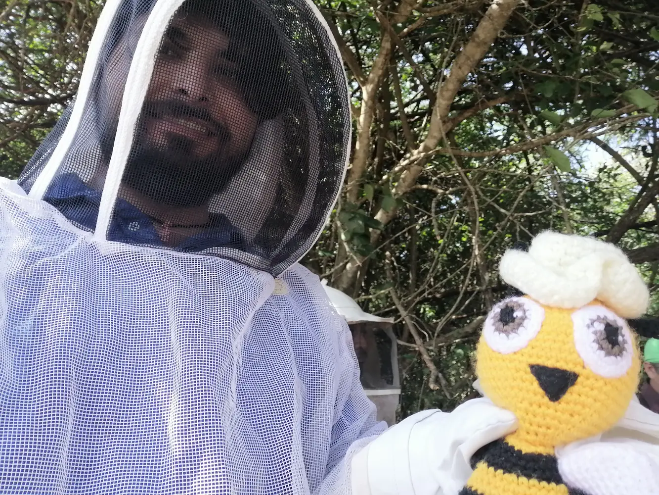 Benhur con equipo de protección durante trabajo de meliponicultura